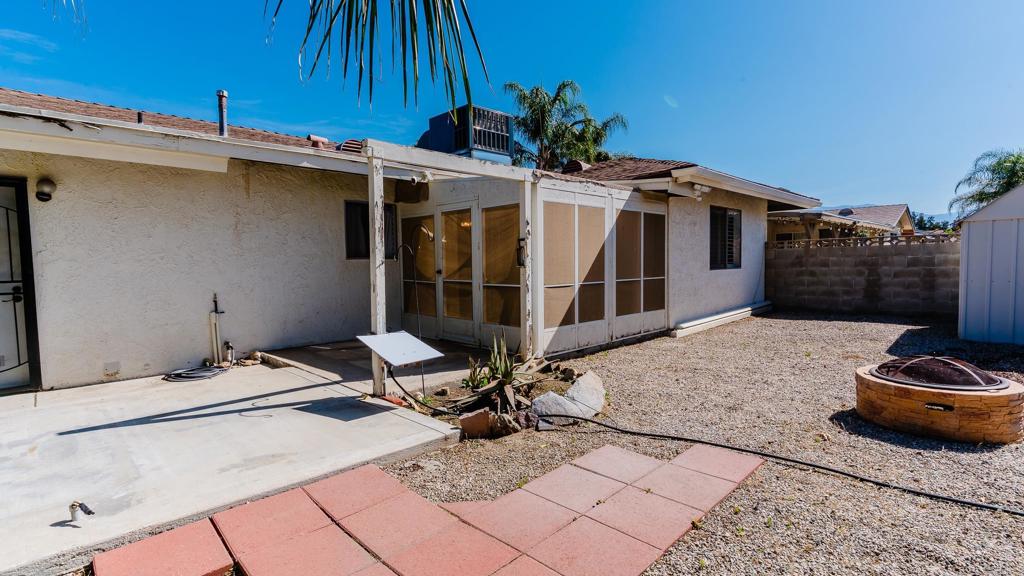 https://media.crmls.org/mediaz/a22ca415-23a1-43b1-a06a-8050bf34a2a3.jpg?preset=X-Large