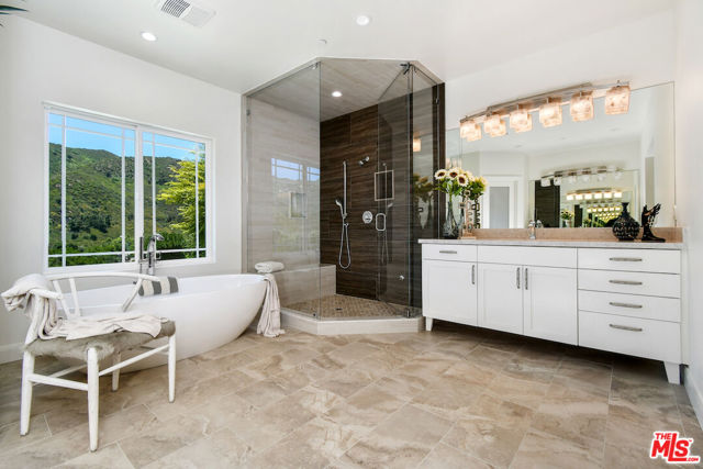 29677 Mulholland Highway, Agoura Hills CA: https://media.crmls.org/mediaz/a22ca6a9-fab4-40a6-ae2b-1e5fb91c4071.jpg