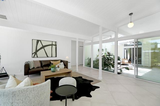 5893 Highwood Rd, Castro Valley CA: https://media.crmls.org/mediaz/a22ceec0-2d6e-4646-acda-7a74d96dcc9a.jpg