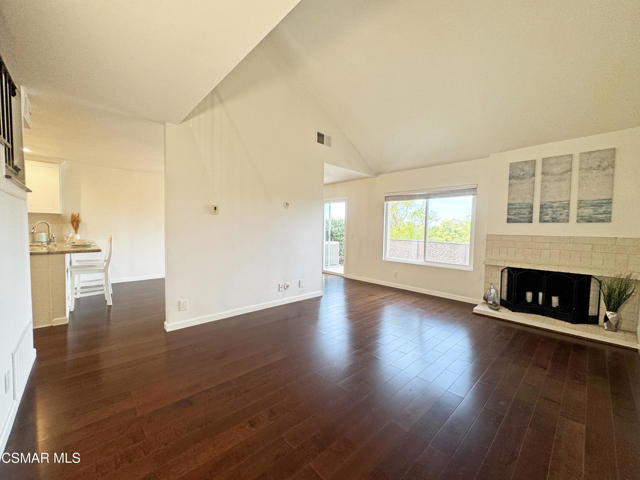 607 Valley Oak Lane, Newbury Park CA: https://media.crmls.org/mediaz/a22d9302-07a7-4196-a8a2-bdd96294fa9c.jpg