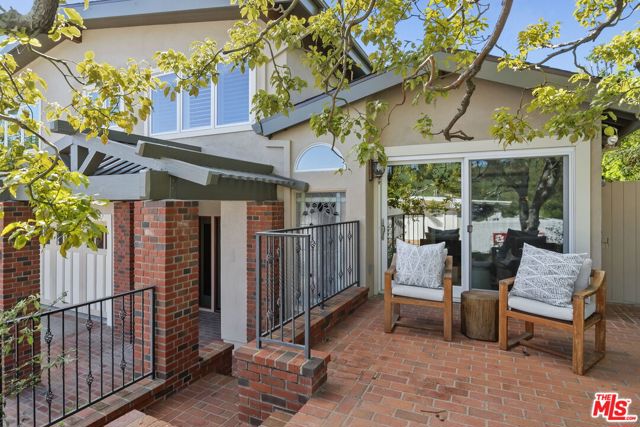 1305 Duende Lane, Pacific Palisades CA: https://media.crmls.org/mediaz/a22f0bd8-e040-46ce-a541-78cca12e2052.jpg