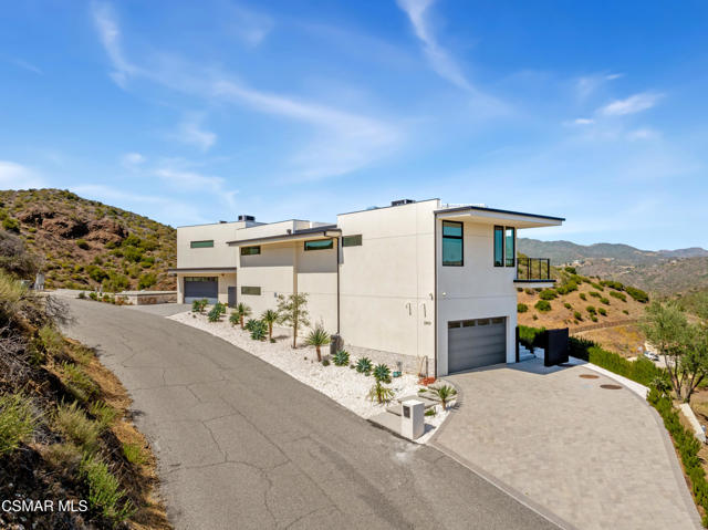 33433 Decker School Road, Malibu CA: https://media.crmls.org/mediaz/a22f91f0-9821-4f3a-aa8d-6596f1df0e05.jpg