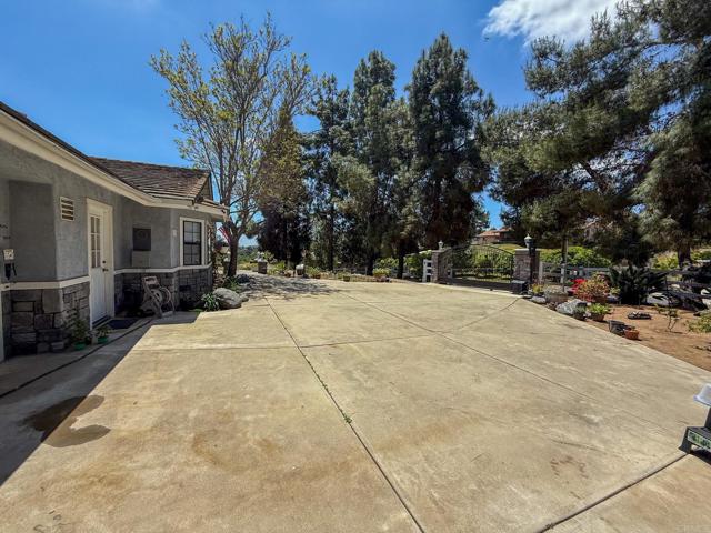 3048 Jason Road, Fallbrook CA: https://media.crmls.org/mediaz/a2312992-0c19-476f-bfcd-61e802f36d45.jpg