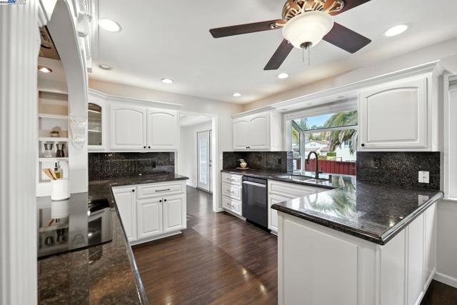 2740 Mohawk Cir, San Ramon CA: https://media.crmls.org/mediaz/a2316351-66bb-4682-ada0-47e0bc72c49d.jpg