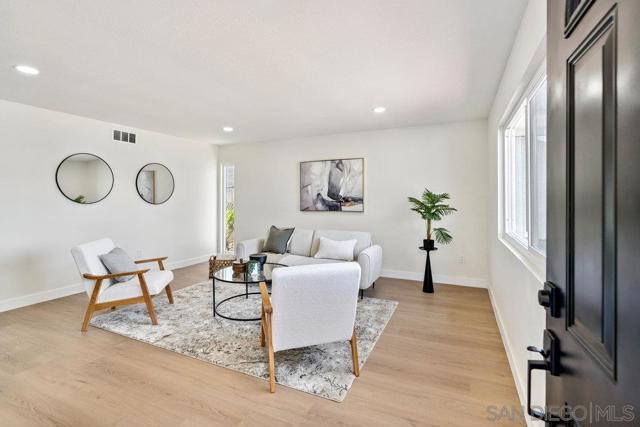 8313 Carlton Oaks Dr, Santee CA: https://media.crmls.org/mediaz/a2326d9b-1dcb-4514-828f-6311c0829142.jpg