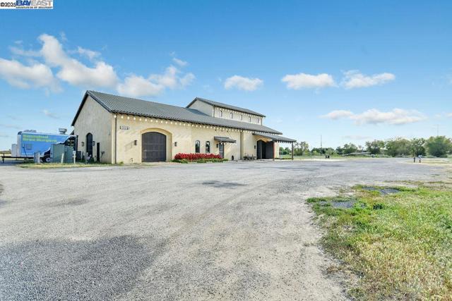8091 Balfour Rd, Brentwood CA: https://media.crmls.org/mediaz/a2329c97-dfeb-4771-a038-b7a9d7df7f73.jpg