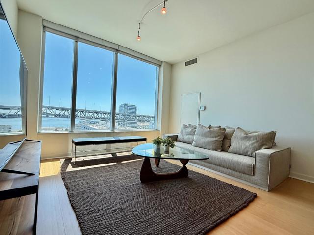 338 Spear Street, San Francisco CA: https://media.crmls.org/mediaz/a232c020-9f98-4c83-9abb-bd61d1559a03.jpg