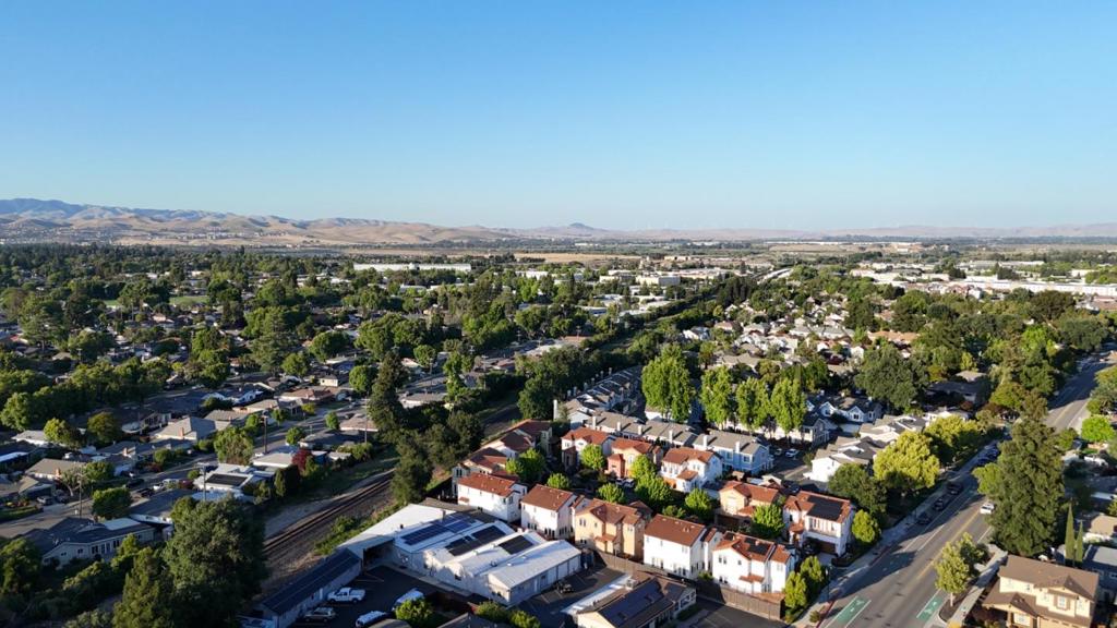 https://media.crmls.org/mediaz/a2330019-3d10-4089-aa12-2b0122662e08.jpg?preset=X-Large