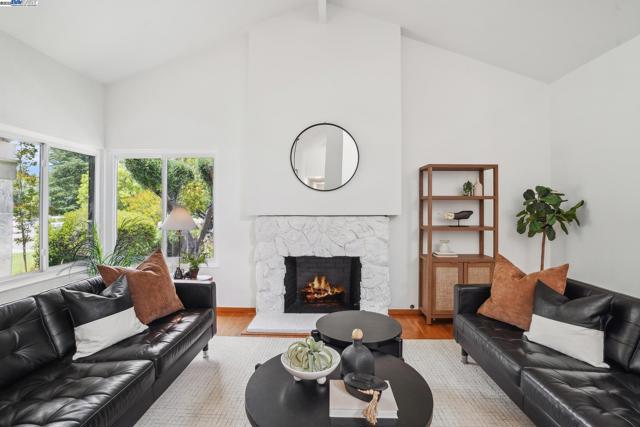 643 Contada Cir, Danville CA: https://media.crmls.org/mediaz/a23321ec-2cea-4dc9-869f-01525f94a6fc.jpg