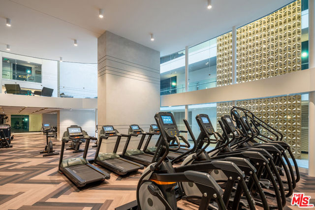 400 S Broadway, Los Angeles CA: https://media.crmls.org/mediaz/a2338702-7331-4a57-92f0-49ae143fc764.jpg