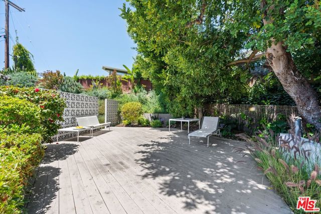 810 Bramble Way, Los Angeles CA: https://media.crmls.org/mediaz/a2339887-185f-4bfa-af39-7e125cfe910d.jpg