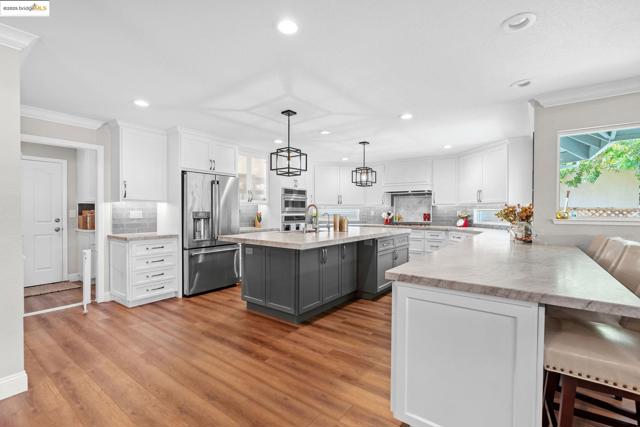 5521 Lanai Ct, Discovery Bay CA: https://media.crmls.org/mediaz/a2343824-303f-4336-9936-725f2bd3ce53.jpg
