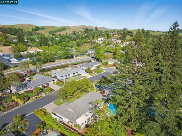 154 Selborne Way, Moraga CA: https://media.crmls.org/mediaz/a234eb23-8fdf-4c79-9524-a16540d7ba4e.jpg