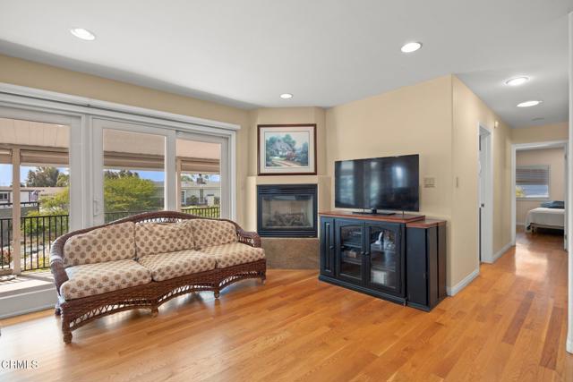 142 Poinsettia Gardens Drive, Ventura CA: https://media.crmls.org/mediaz/a2369e09-ecfc-4e54-aaba-14cbc6551e4a.jpg