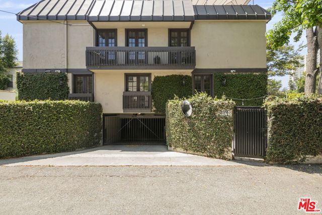 350 S Spalding Drive, Beverly Hills CA: https://media.crmls.org/mediaz/a236a761-7db4-4bce-b5cf-9d28920997b5.jpg