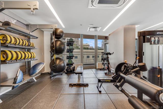 888 W E Street, San Diego CA: https://media.crmls.org/mediaz/a236bee8-85f2-4cd3-86f6-82fde4370329.jpg