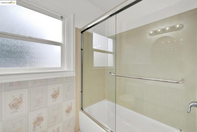1009 106Th Ave, Oakland CA: https://media.crmls.org/mediaz/a2373e2e-0481-437a-978d-b8dec03f3680.jpg