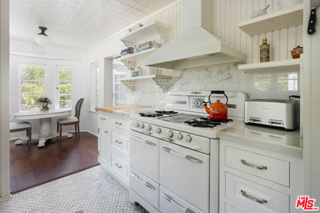 8805 Lookout Mountain Avenue, Los Angeles CA: https://media.crmls.org/mediaz/a2379a69-06dc-4b7b-8e1e-257de42227d3.jpg