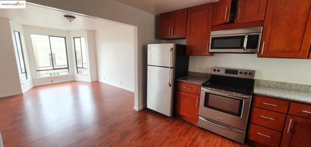 369 21st AVE, San Francisco CA: https://media.crmls.org/mediaz/a237c802-8586-45fa-bdc2-28c5f4ab2837.jpg
