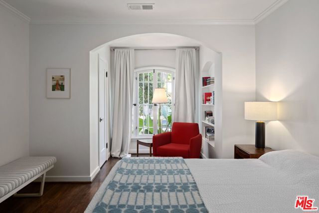 4654 Denny Avenue, Toluca Lake CA: https://media.crmls.org/mediaz/a23856cd-adbf-4472-9ad0-fde0c6d0f8de.jpg