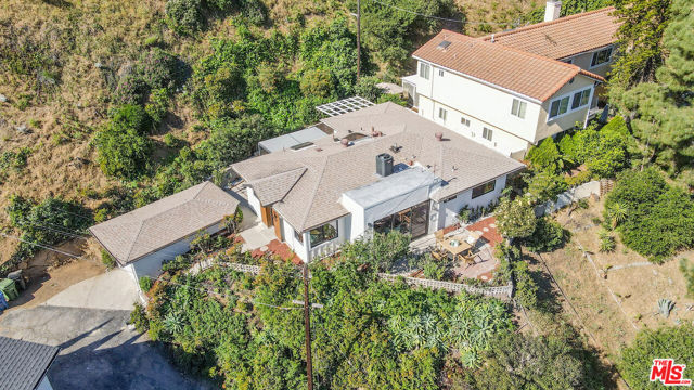 3260 Sagamore Way, Los Angeles CA: https://media.crmls.org/mediaz/a23b389c-b193-4ba7-866a-1a36ecd34a08.jpg