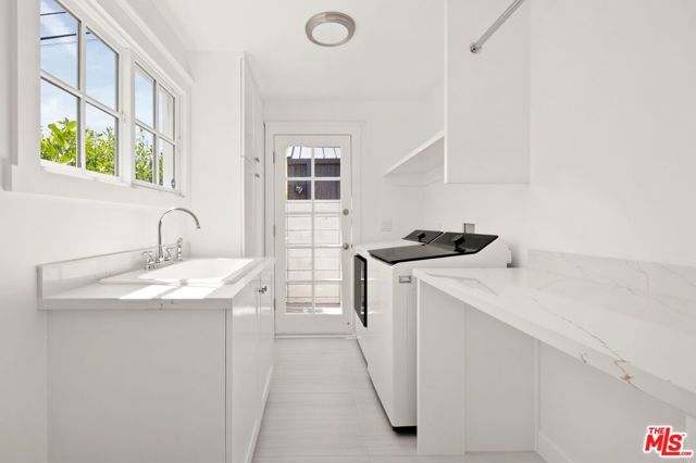 541 Homer Street, Manhattan Beach CA: https://media.crmls.org/mediaz/a23b3e91-d1c5-47d3-8768-ff4b9492442a.jpg