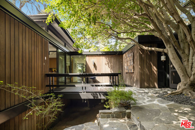 900 Napoli Drive, Pacific Palisades CA: https://media.crmls.org/mediaz/a23c3d53-c319-4fcd-b8c4-f2c859ad958b.jpg