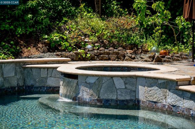 2 Kulani Ln, Pleasant Hill CA: https://media.crmls.org/mediaz/a23c5c2a-a256-4202-8aeb-abf2c27d8931.jpg