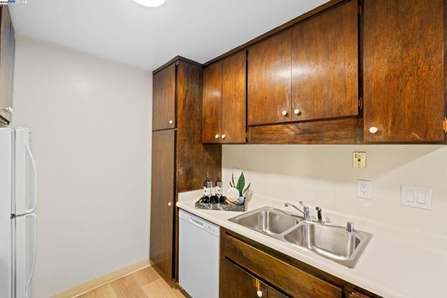 1327 Webster St, Alameda CA: https://media.crmls.org/mediaz/a23d54b4-9b1b-4161-8caf-312a88aef2a1.jpg