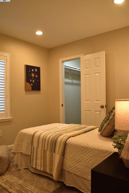 2412 8Th St, Berkeley CA: https://media.crmls.org/mediaz/a23d890e-8378-4df6-bd3b-f19a159ecba6.jpg