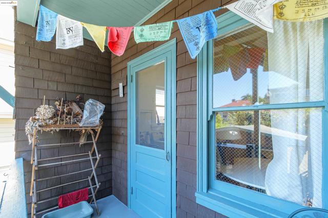 318 Washington Avenue, Richmond CA: https://media.crmls.org/mediaz/a23e0d67-7578-4d80-803c-2d260cb8d119.jpg