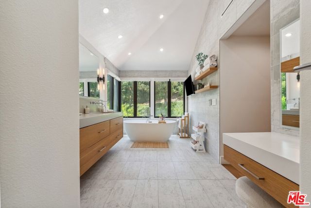 23180 Park Blanco, Calabasas CA: https://media.crmls.org/mediaz/a23ebe81-80e7-42b2-a856-105641f10981.jpg