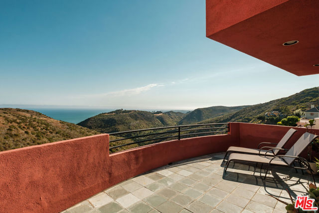 3029 Sequit Drive, Malibu CA: https://media.crmls.org/mediaz/a23ed921-50da-48e5-bbad-e64394e04ea2.jpg