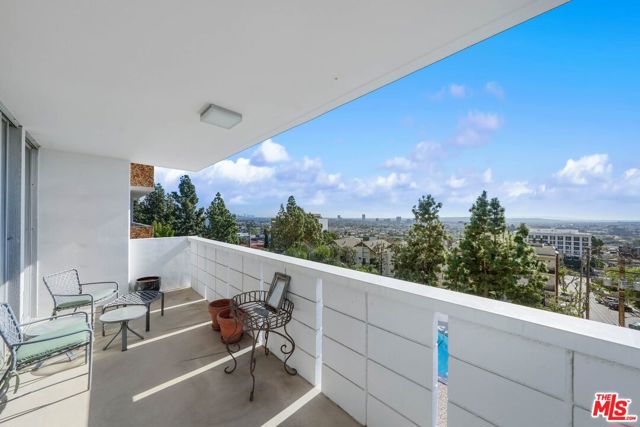 8787 Shoreham Drive, West Hollywood CA: https://media.crmls.org/mediaz/a23fcb43-7b0d-458f-bf7f-c123b54ca2a8.jpg