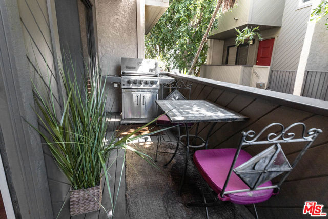 5920 Chula Vista Way, Los Angeles CA: https://media.crmls.org/mediaz/a23fcbfb-29a2-48e5-b114-951c92305d91.jpg
