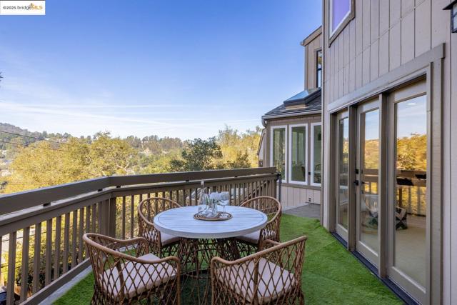 6566 Chelton Dr, Oakland CA: https://media.crmls.org/mediaz/a24076f3-64a3-404b-8ce7-15bda80c7abf.jpg