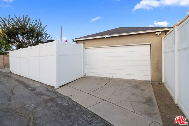 5715 Valley Ridge Avenue, Los Angeles CA: https://media.crmls.org/mediaz/a24083e4-d913-4b25-be81-1ac5f4f20a0d.jpg