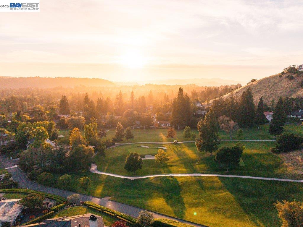 https://media.crmls.org/mediaz/a242ef36-e8da-4186-bf76-c94a67e59d23.jpg?preset=X-Large