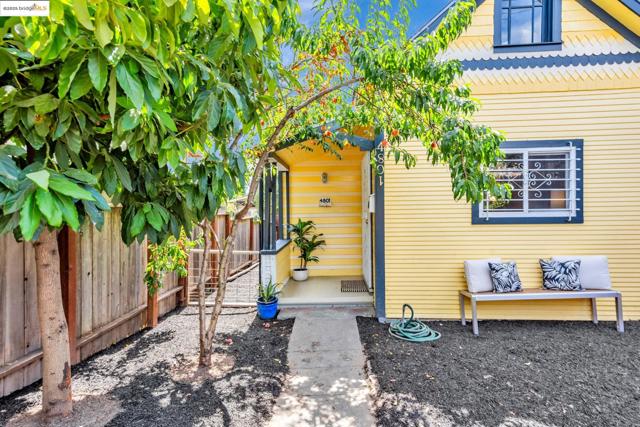 4801 Fairfax Ave, Oakland CA: https://media.crmls.org/mediaz/a24304a2-e034-46be-acc5-0cf9ad7783b2.jpg