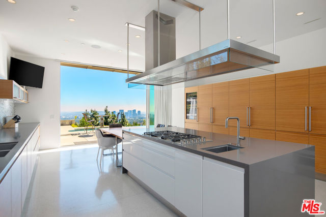 1290 Angelo Drive, Beverly Hills CA: https://media.crmls.org/mediaz/a246515a-a188-455a-b534-29a88d0a395e.jpg