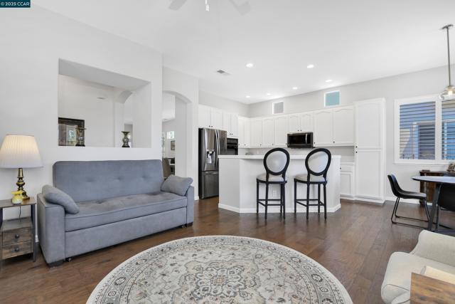 1820 Mariposa Way, Brentwood CA: https://media.crmls.org/mediaz/a2485694-6869-4646-ac18-70ce4f82f0f3.jpg