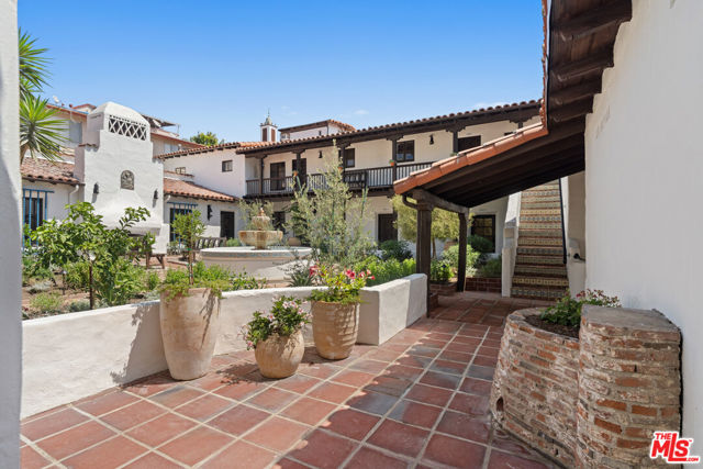 1304 1/2 N Harper Avenue, West Hollywood CA: https://media.crmls.org/mediaz/a24b7982-ccc7-4809-896b-bc60c9a4472a.jpg