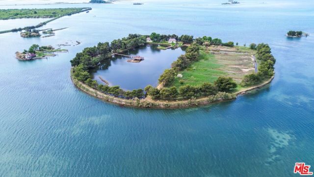1 Private Island Near Venice, Italy,  CA: https://media.crmls.org/mediaz/a24dc303-45b7-4569-beec-ec24869da0b6.jpg