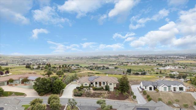 4116 Ashford Circle, Hollister CA: https://media.crmls.org/mediaz/a24fe533-db72-4df1-a3c6-3957c6853095.jpg