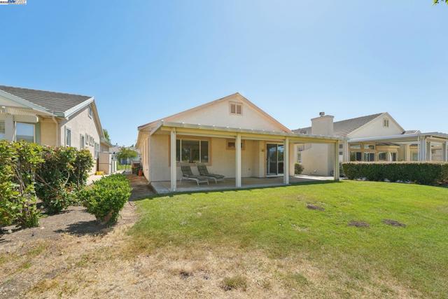 491 Central Park Pl, Brentwood CA: https://media.crmls.org/mediaz/a25216e4-330e-4a11-bdcc-a633dc4bd74b.jpg
