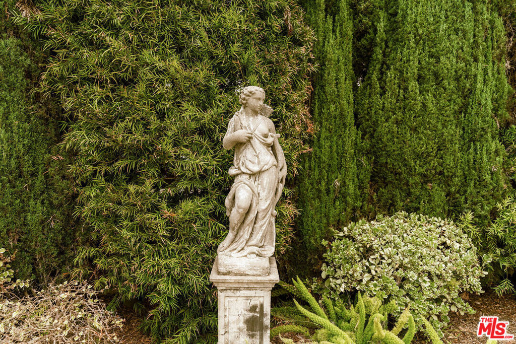 https://media.crmls.org/mediaz/a2534e52-f522-4489-8a54-6785e58022ec.jpg?preset=X-Large