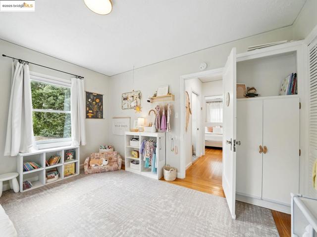 3712 Maple AVE, Oakland CA: https://media.crmls.org/mediaz/a2542e18-c564-4c1b-8360-64c8d319a902.jpg