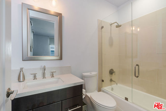 13042 W North Icon Circle, Playa Vista CA: https://media.crmls.org/mediaz/a256217b-fa4d-4603-afa4-5a6b8414c28c.jpg