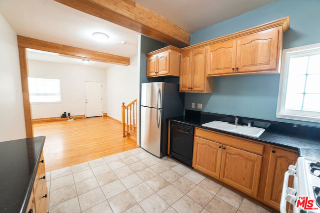 2400 Pacific Avenue, Venice CA: https://media.crmls.org/mediaz/a25680a2-6f84-40e4-a84c-dc8621d13d2a.jpg