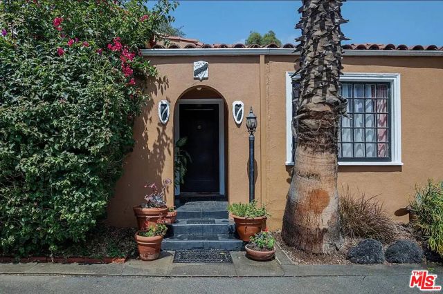 2146 Holly Drive, Los Angeles CA: https://media.crmls.org/mediaz/a256dd69-09c4-4960-863f-0344221f0465.jpg